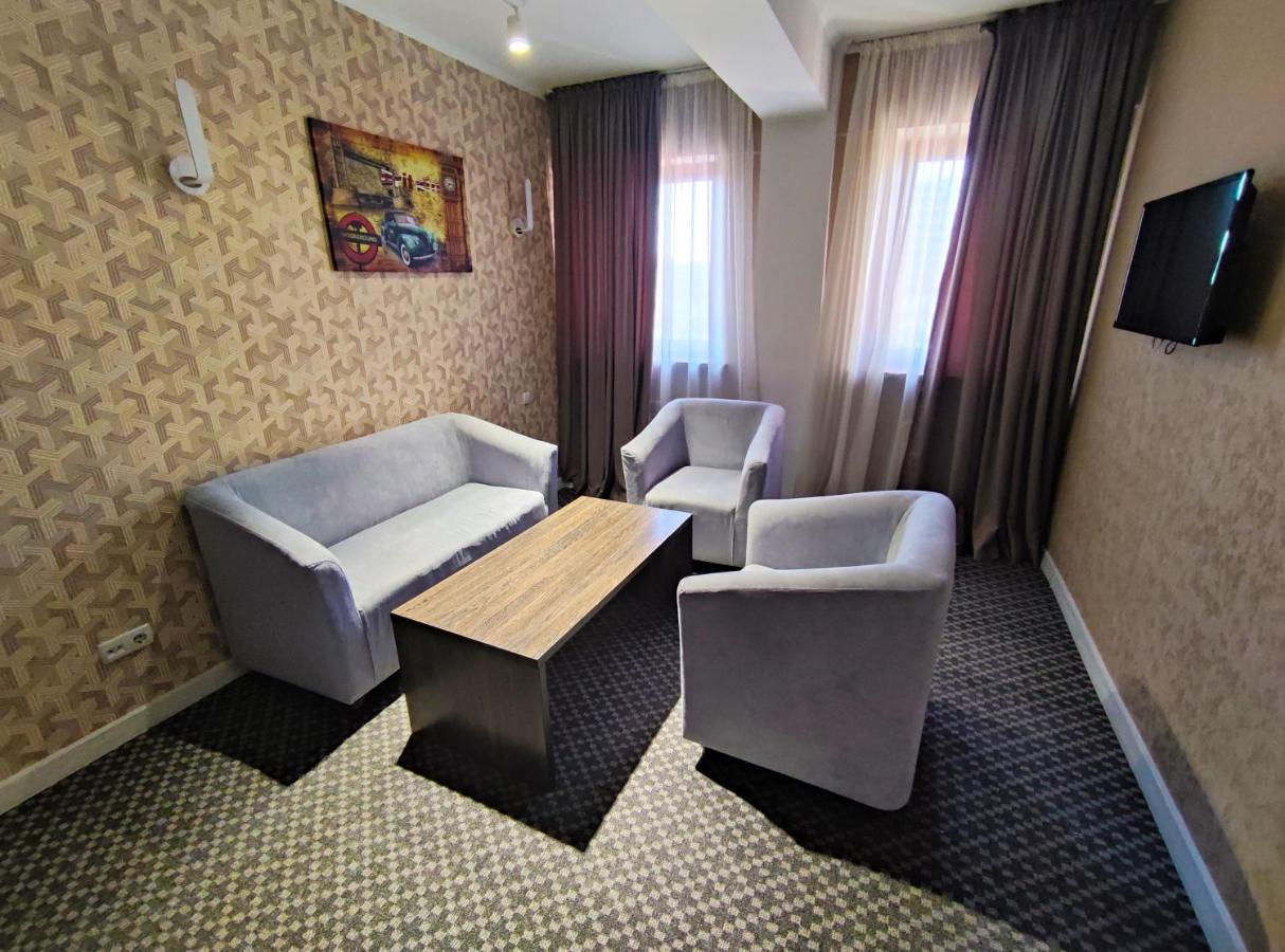 Golden Palace Hotel อัลมาตี ภายนอก รูปภาพ
