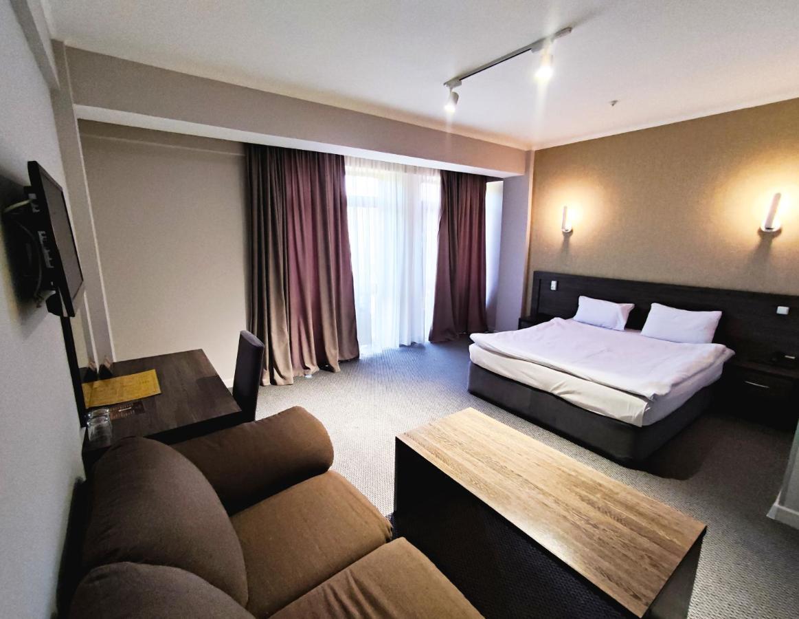 Golden Palace Hotel อัลมาตี ภายนอก รูปภาพ