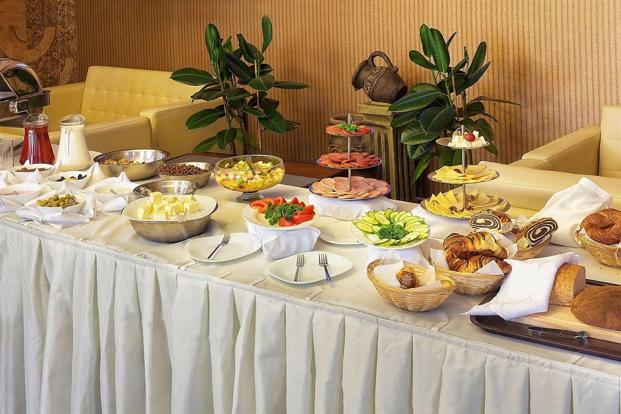 Golden Palace Hotel อัลมาตี ภายนอก รูปภาพ