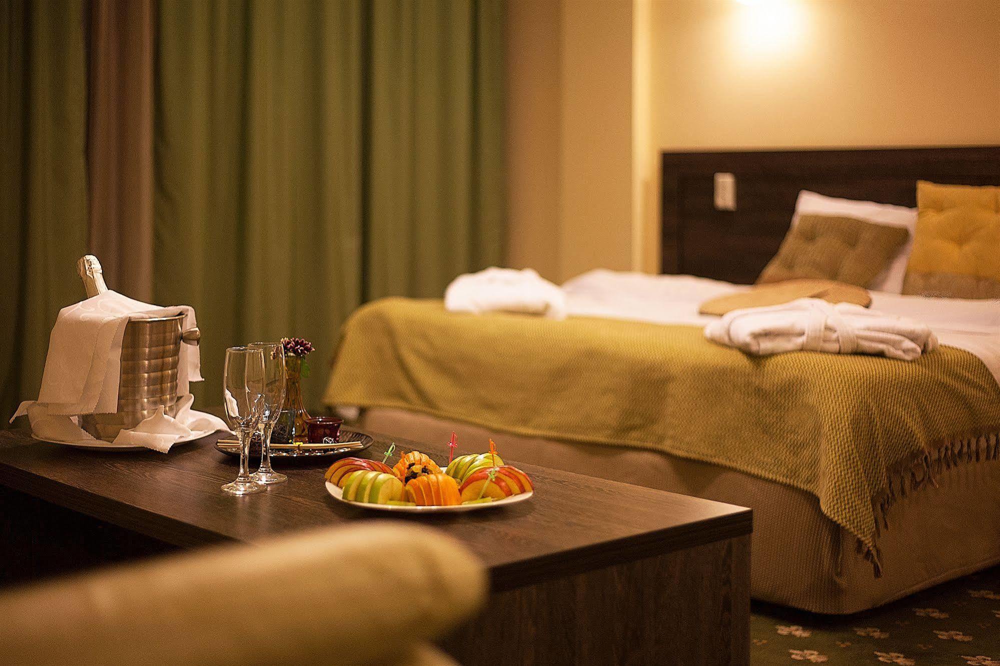 Golden Palace Hotel อัลมาตี ภายนอก รูปภาพ