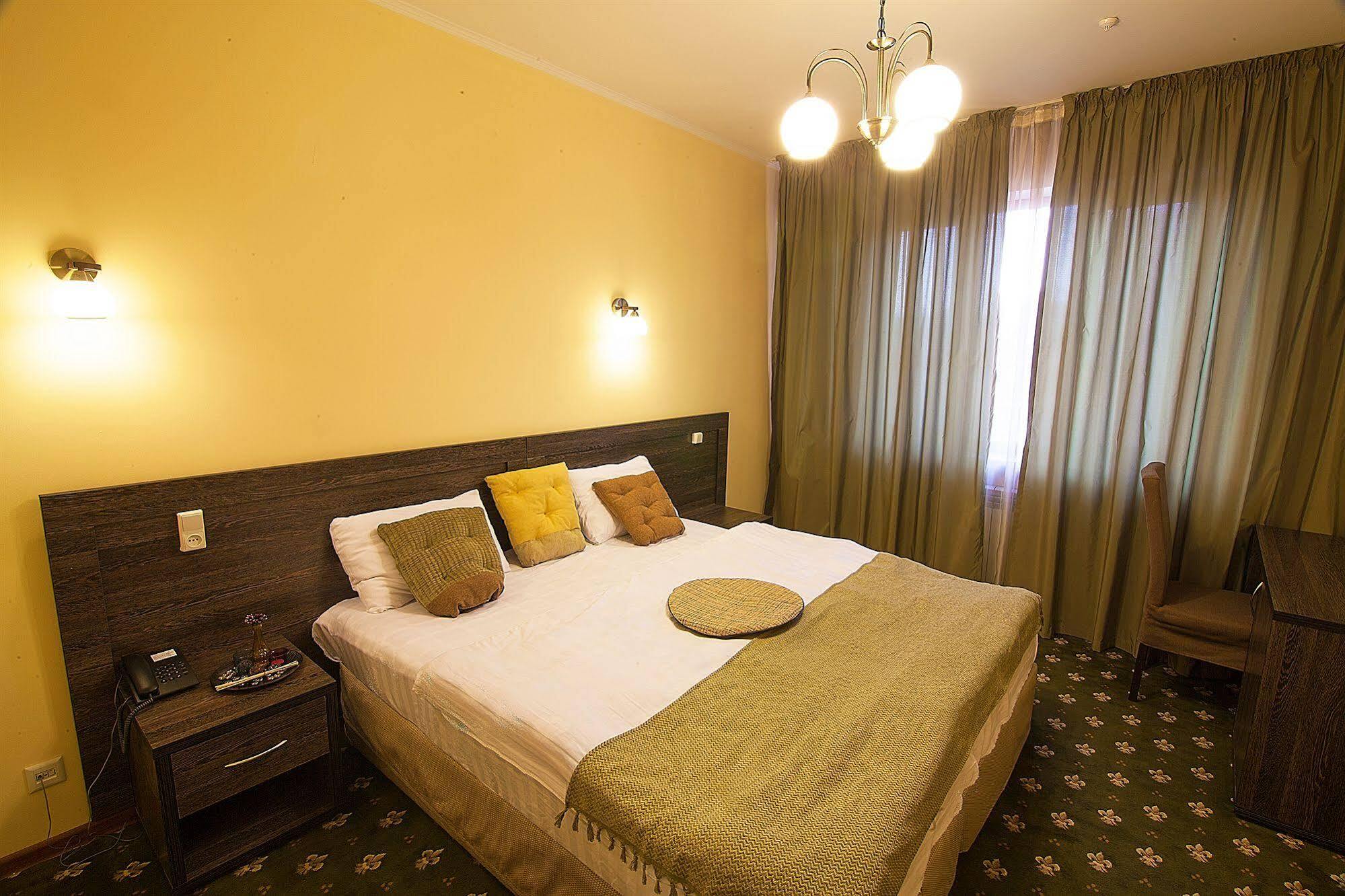Golden Palace Hotel อัลมาตี ภายนอก รูปภาพ